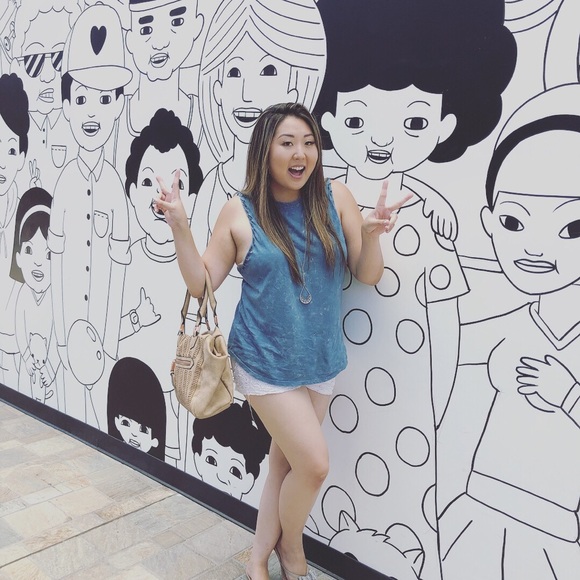 Meet your Posher, Janel ๐โ๐ป๏ธ๐ - Picture 4 of 6